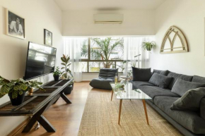 Cozy 2BR Apt w Green Oasis a 3 Min Walk from Beach and Shelter by Sea N' Rent